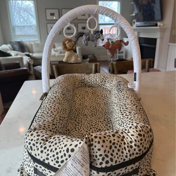 DockATot Deluxe+ Dock in Spots Print w/ Animal Toy Arch - Picture 2 of 6